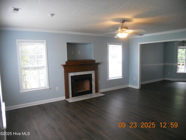 Foto del edificio - 105 Spring Leaf Ln
