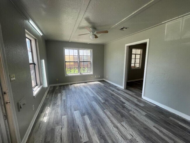 Foto del edificio - 1 Bed 1 Bath Duplex For Lease Now!