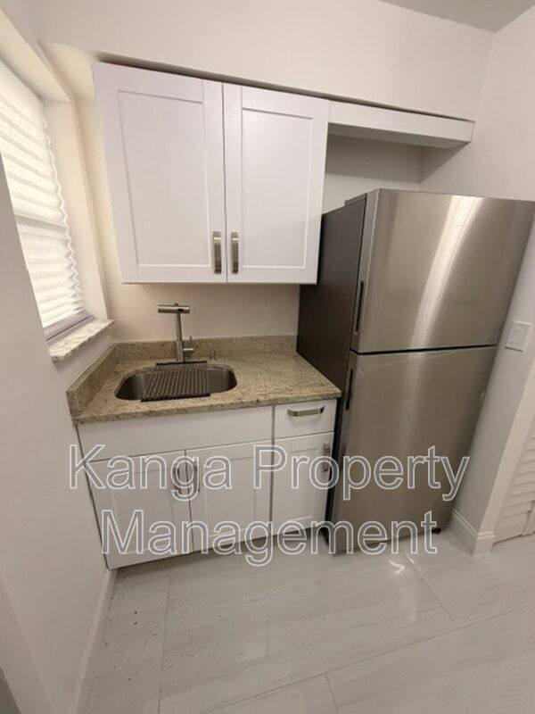 Foto del edificio - 968 W 9th St