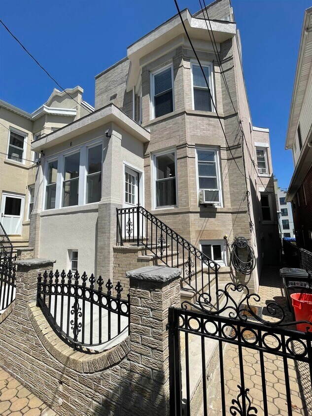 6 Oak St, Weehawken, NJ 07086 House Rental in Weehawken, NJ