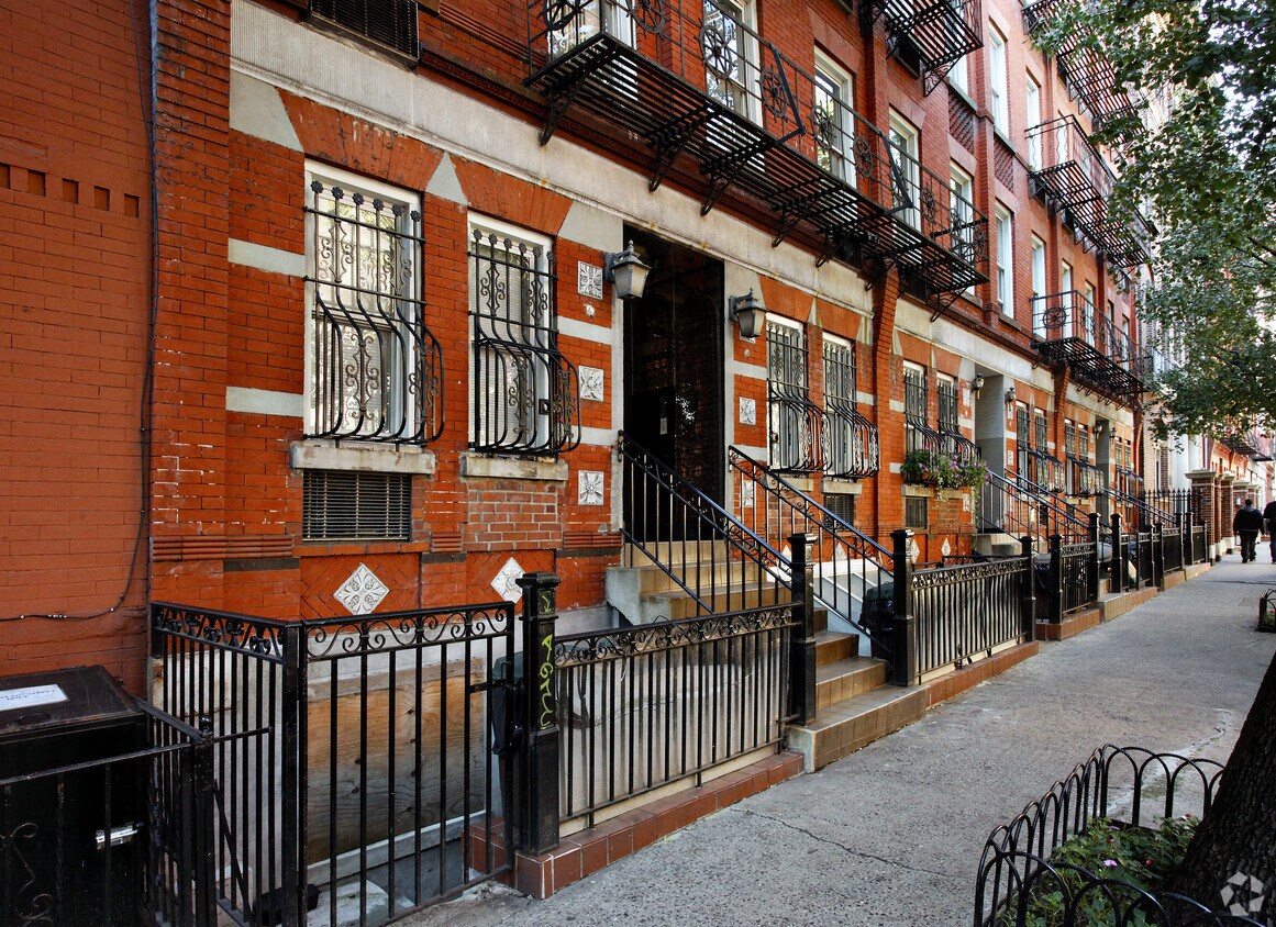 Building Photo - 322-326 E 82nd St