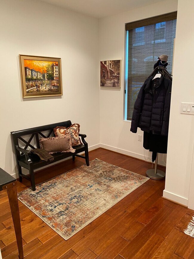 Foto del edificio - Stunning 3-Bedroom Townhome with One-Car G...