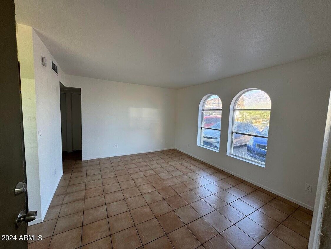 Primary Photo - 10213 N 15th Ave