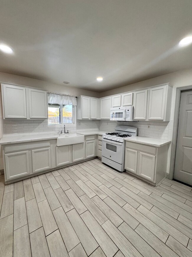 Foto del edificio - Beautiful remodeled 4 bd 2.5 ba 2 Story in...