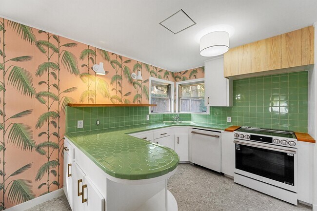 Foto del edificio - 2052 Addison Rd