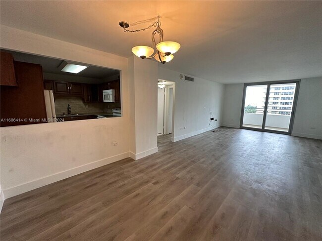 Building Photo - 5555 Collins Ave