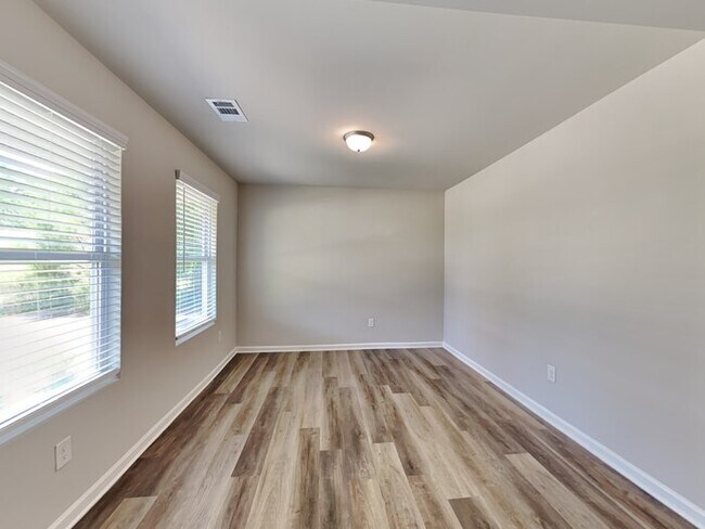 Building Photo - HALF OFF RENT!! Elegant Home located in Po...