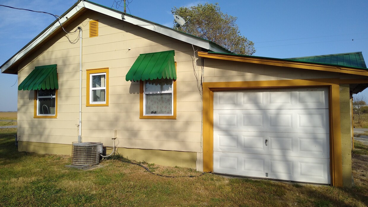 Building Photo - 703 S Hwy T