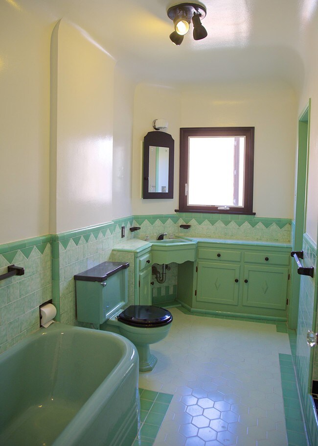 baño principal - 1017 S Stanley Ave