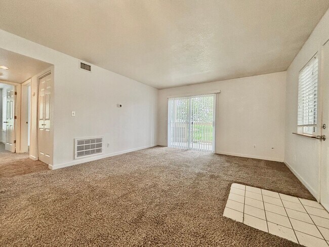 Foto del edificio - Charming Main floor 2 bed, 2 bath Condo