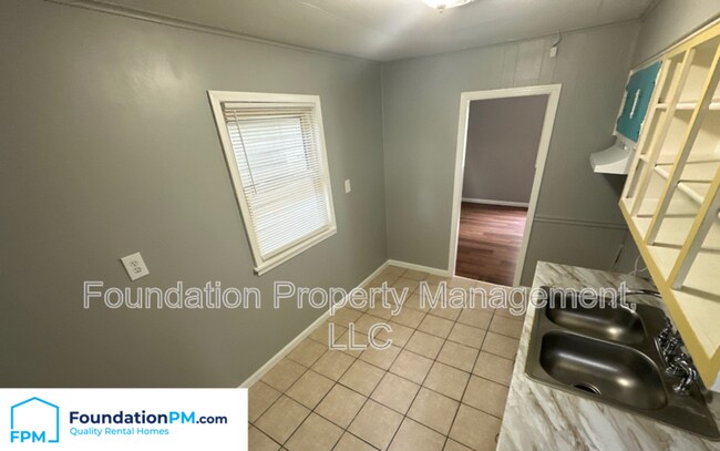 Building Photo - 3627 Sunrise St