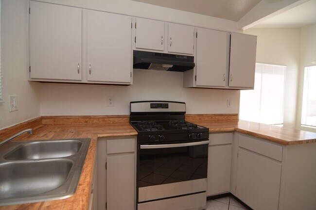 Foto del edificio - Updated 3  Bedroom 2 Bath Home! Located in Convenient South Tucson Location!