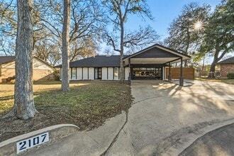 Building Photo - 2107 Lewood Cir