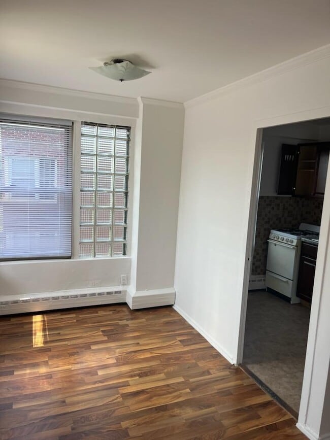 Building Photo - 2610 W Berwyn Ave