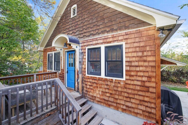 Foto del edificio - Fully Furnished Home Two Blocks from Main ...