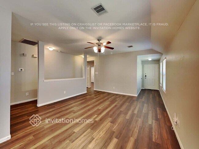 Foto del edificio - 18810 Dennington Dr