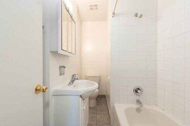 Building Photo - LARGE THREE BEDROOM TOWNHOUSE