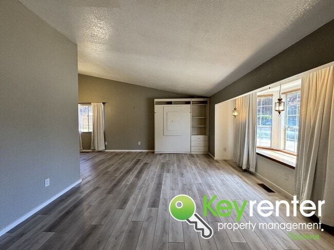 Foto del edificio - Remodeled 3-Bedroom Home in Steilacoom wit...