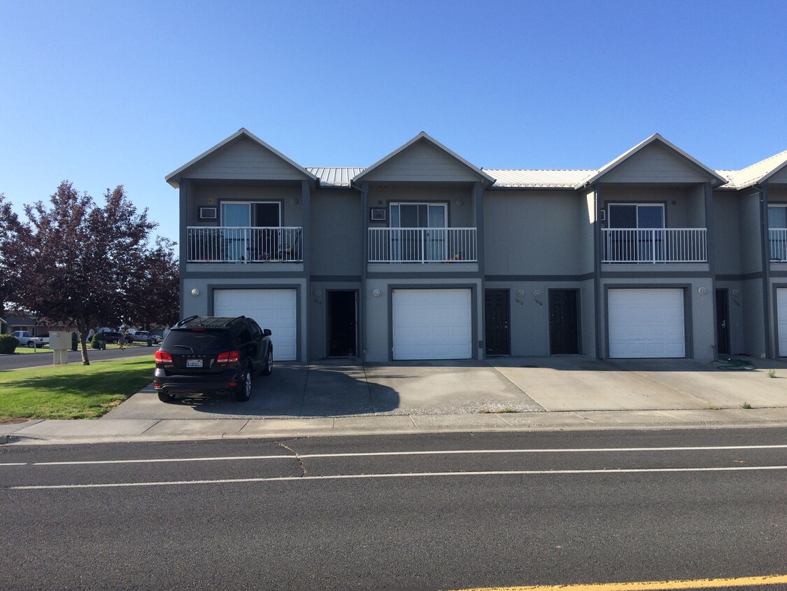 Primary Photo - Apartment in Ephrata with Garage!
