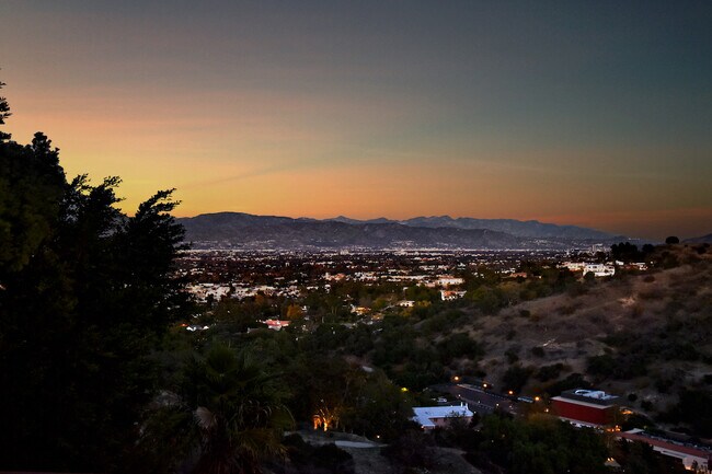 Foto del edificio - 3808 Beverly Ridge Dr