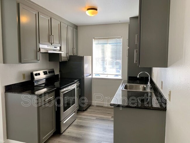 Building Photo - 121 41st St