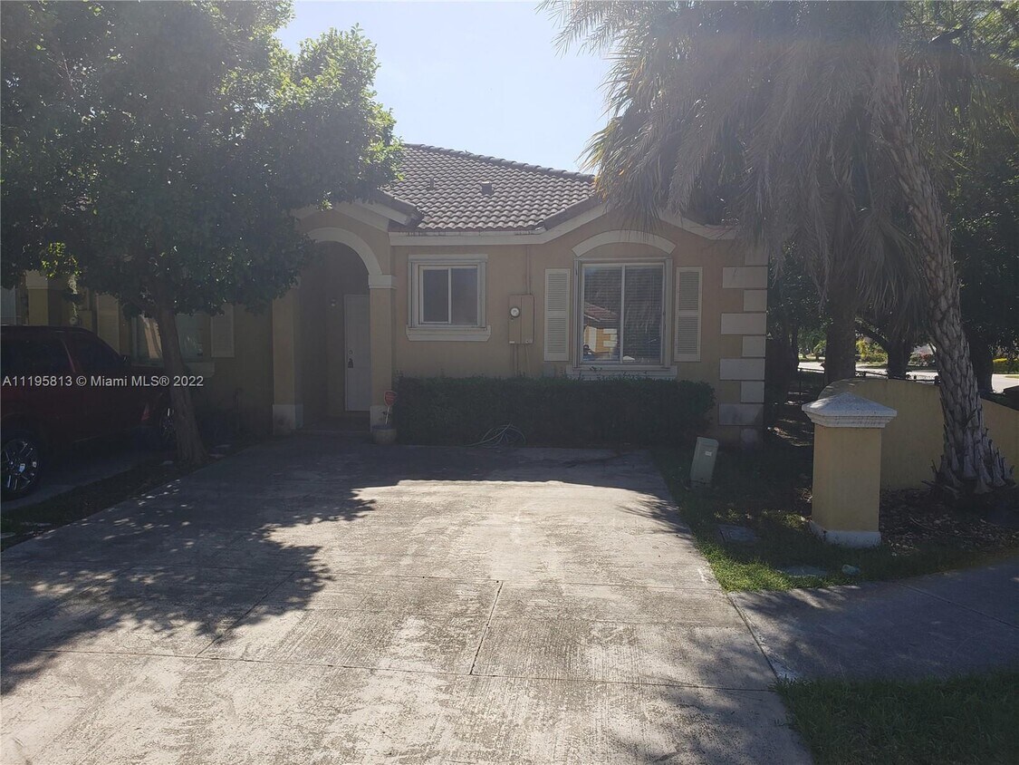 4 SW 15th Ave, Homestead, FL 33030 Townhouse for Rent in Homestead