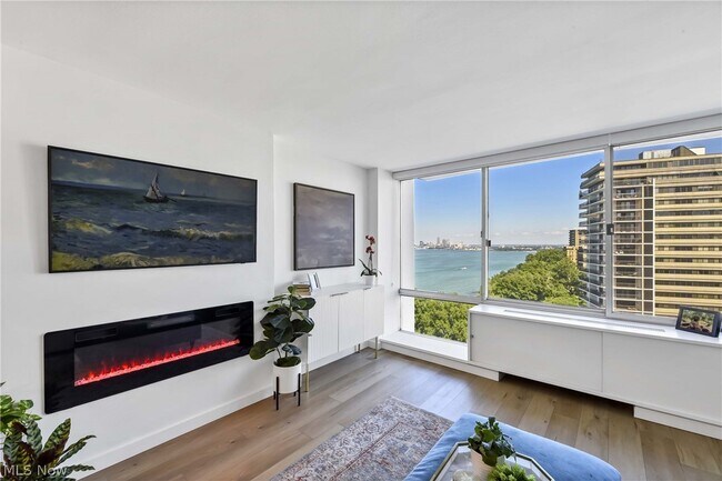 Foto del edificio - 12700 Lake Ave