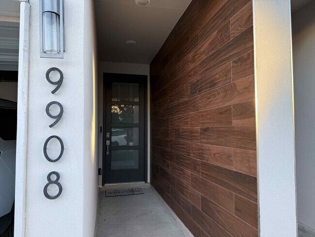 Foto del edificio - 9908 Bijan Dr