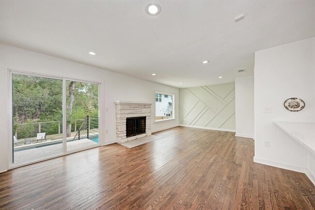 Foto del edificio - 1703 Hillcrest Ln
