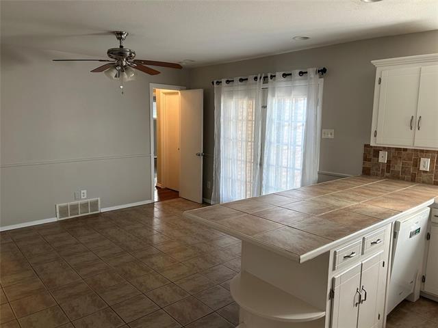 Foto del edificio - 7830 Claremont Dr