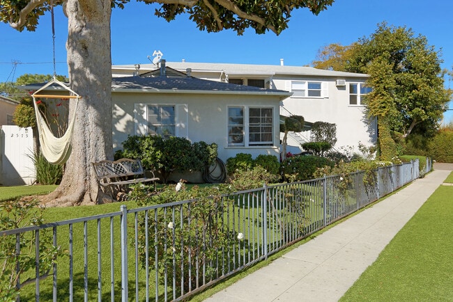 Building Photo - 2577 Granville Ave