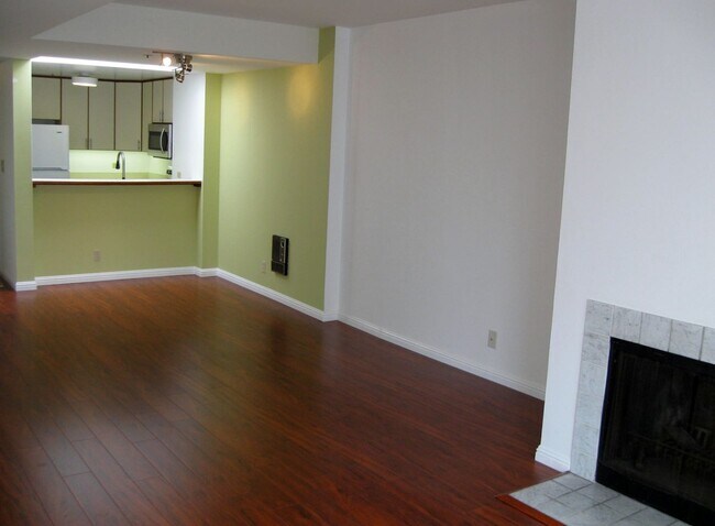 Building Photo - Beautiful 2 BR 2BA 2 story condo with laun...