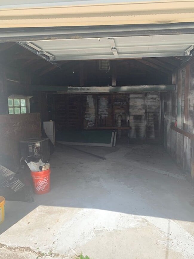 Building Photo - 20625 Kenosha St