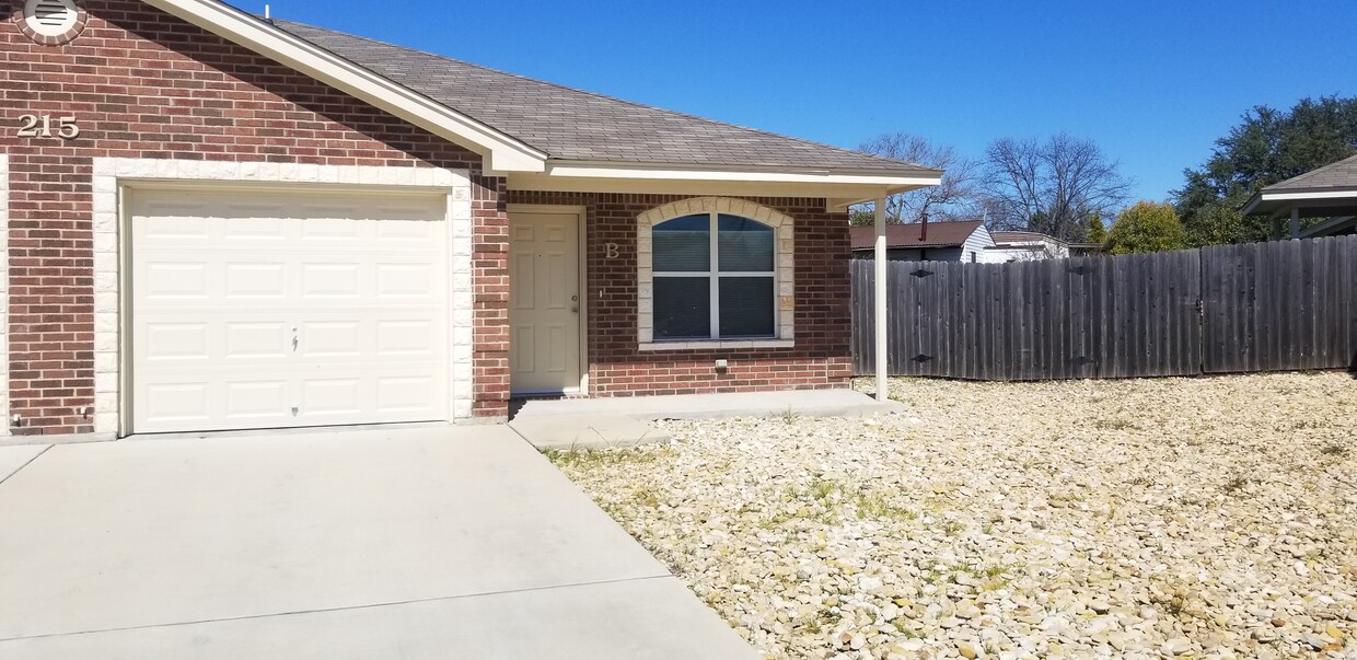 Curb View - 215 Ryan Cir