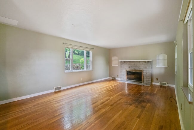 Foto del edificio - 840 Neely Heights Ave