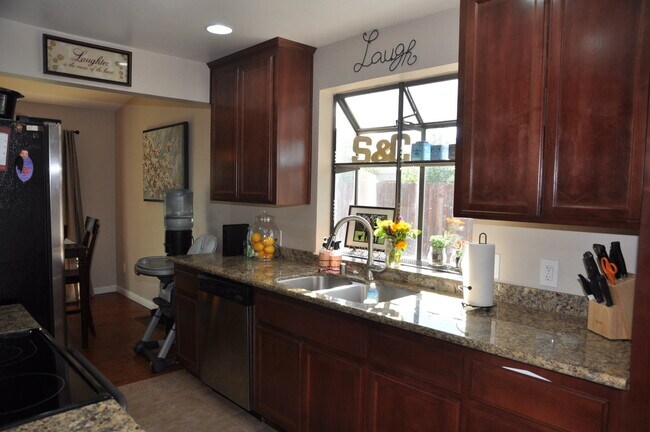 Building Photo - Adorable 3 Bedroom 2 Bath