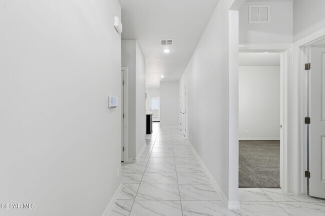 Foto del edificio - 909 Larkhall Pl