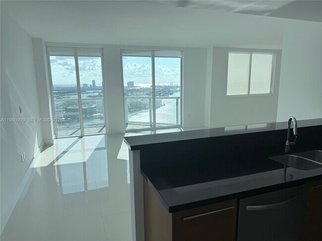 Foto del edificio - 244 Biscayne Blvd