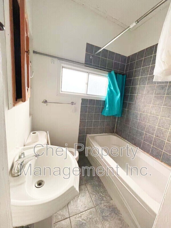 Photo du bâtiment - 10564-10592 92 St NW