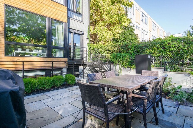 Foto del edificio - 2216 11th St NW