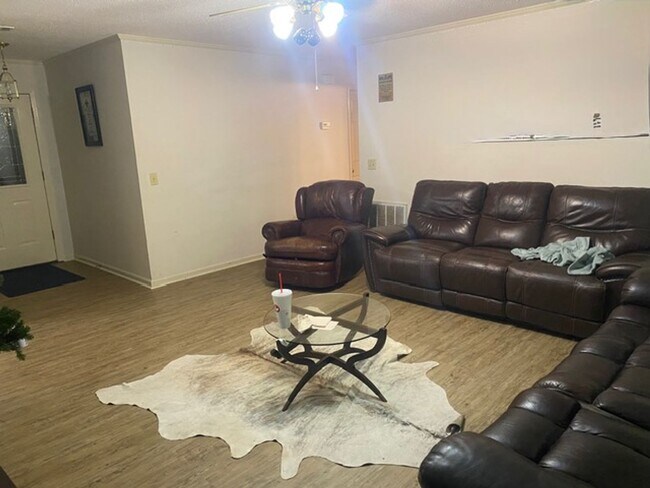 Foto del edificio - 110 Botts Ave