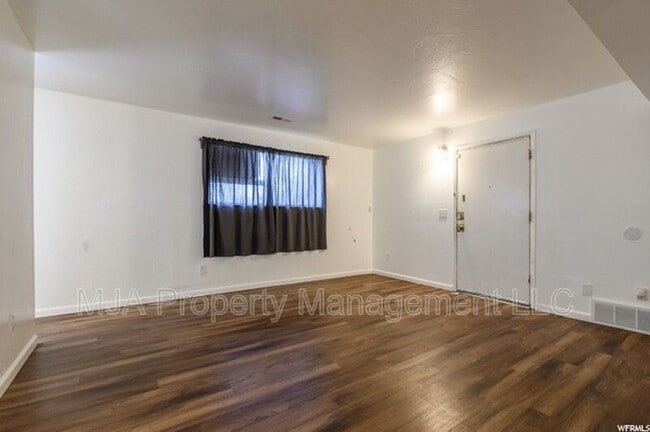 Building Photo - 2523 S Lakecrest Dr