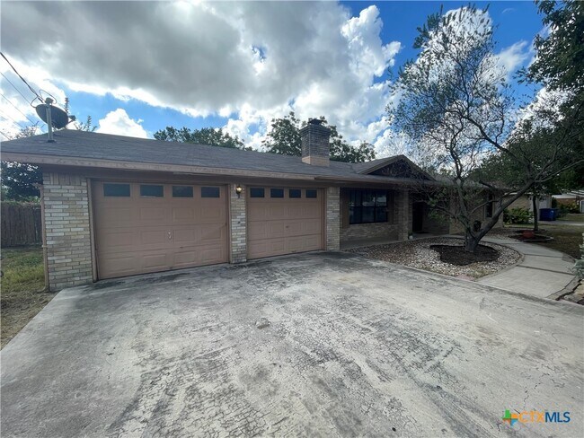 Foto del edificio - 1346 Carnation Ln