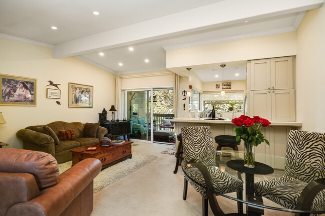 Building Photo - 8840 Villa La Jolla Dr