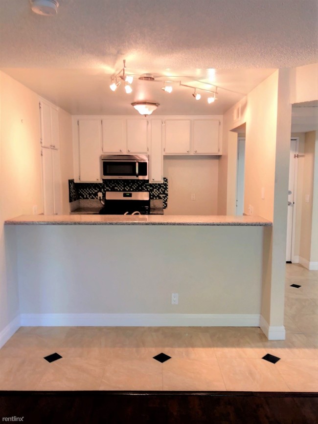 Building Photo - 2 br, 2 bath Apartment - 7640 Oso Ave APT 214