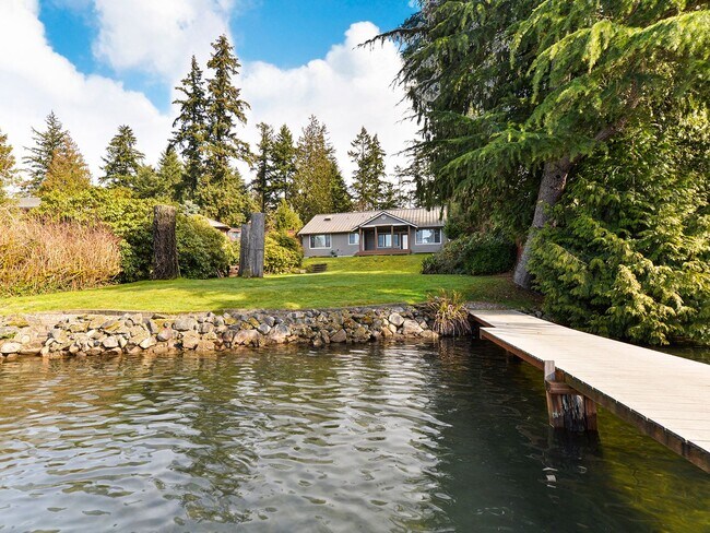 Foto del edificio - Views!!! Amazing Lakefront Executive Home ...