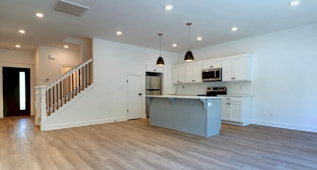 Foto del edificio - 1339 W Mt Comfort Rd