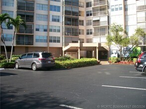 Building Photo - 900 St Charles Pl