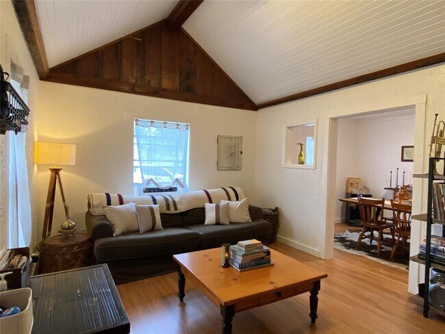 Building Photo - 312 S College St