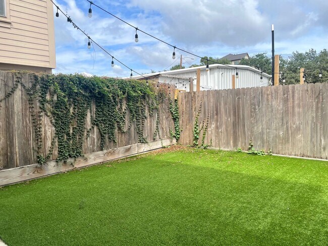 Building Photo - 1211 Marconi St